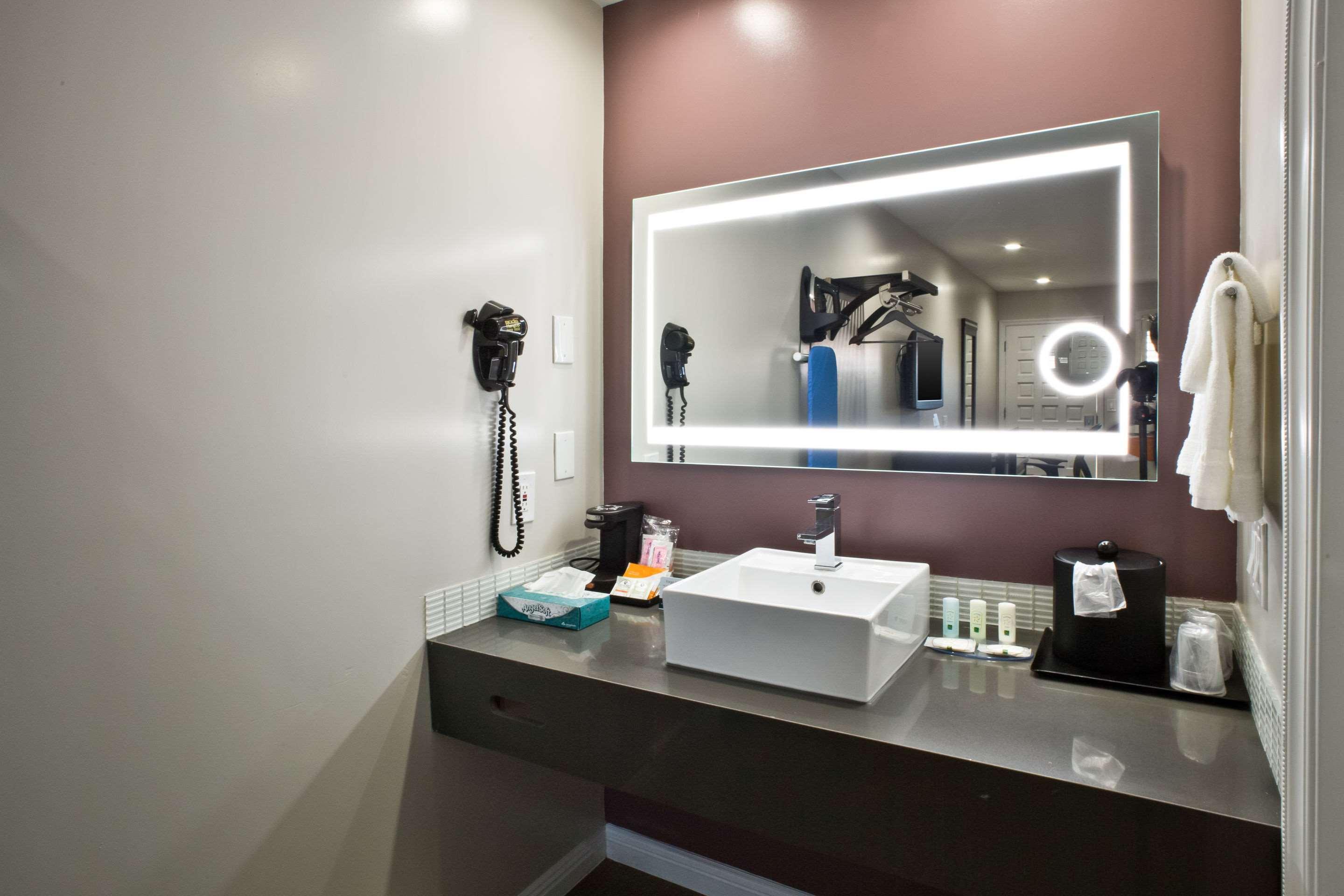 הייווארד Bay Area Inn & Suites מראה חיצוני תמונה