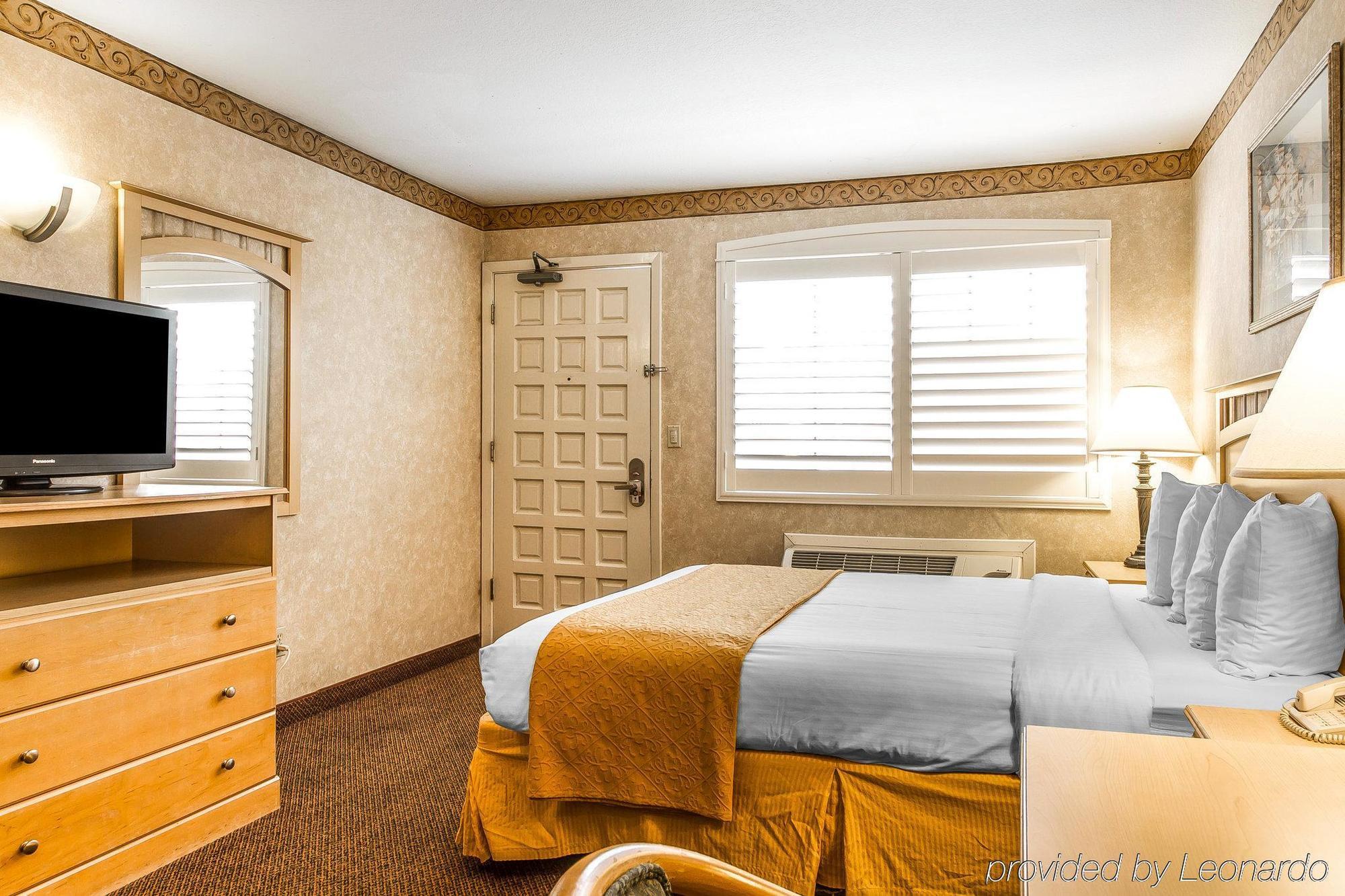 הייווארד Bay Area Inn & Suites מראה חיצוני תמונה