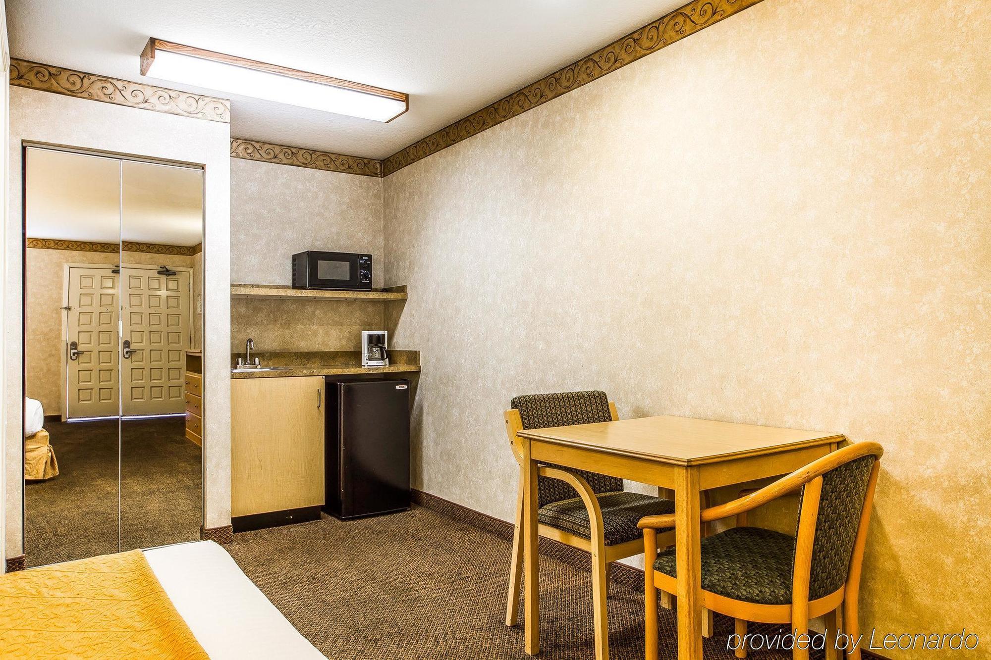 הייווארד Bay Area Inn & Suites מראה חיצוני תמונה