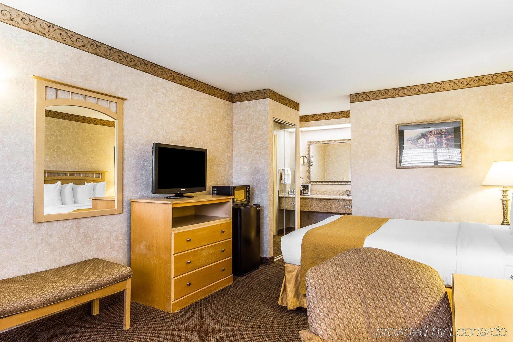 הייווארד Bay Area Inn & Suites מראה חיצוני תמונה